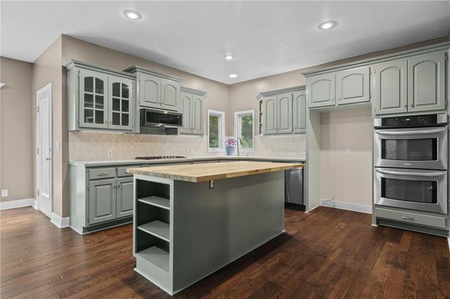5812 MANOR Lane, Parkville, MO 64152