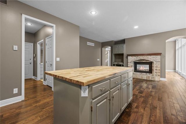5812 MANOR Lane, Parkville, MO 64152