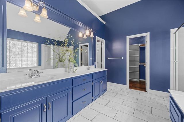 5812 MANOR Lane, Parkville, MO 64152