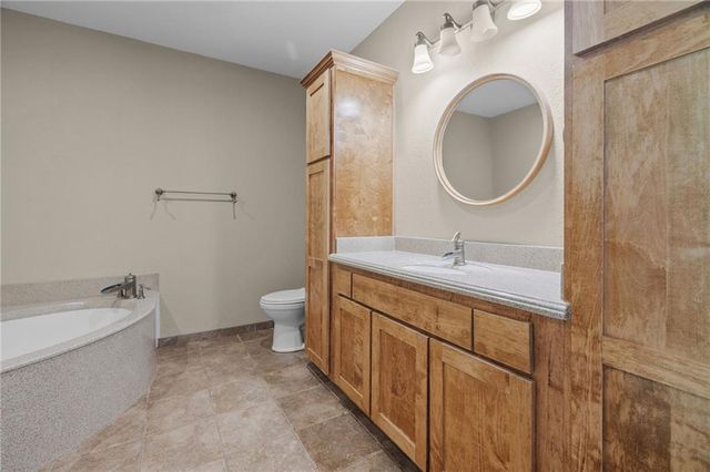 5812 MANOR Lane, Parkville, MO 64152