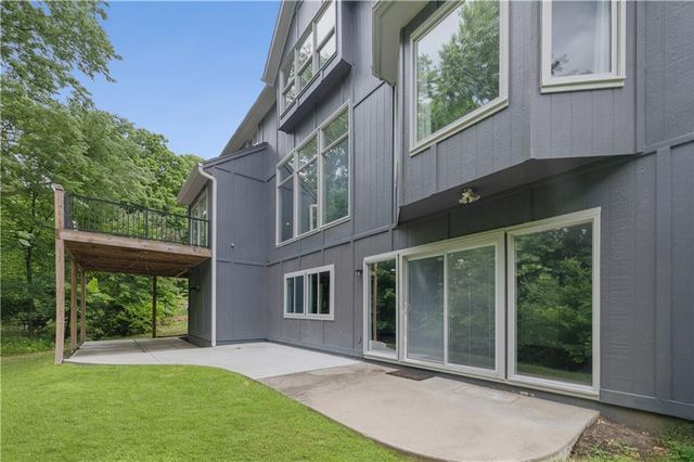 5812 MANOR Lane, Parkville, MO 64152