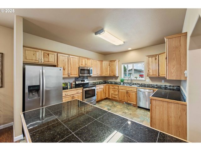 1065 CROCKER St, Coos Bay, OR 97420