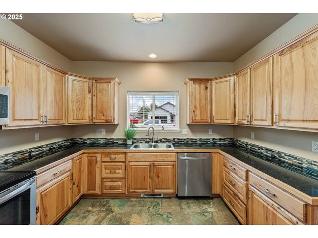 1065 CROCKER St, Coos Bay, OR 97420