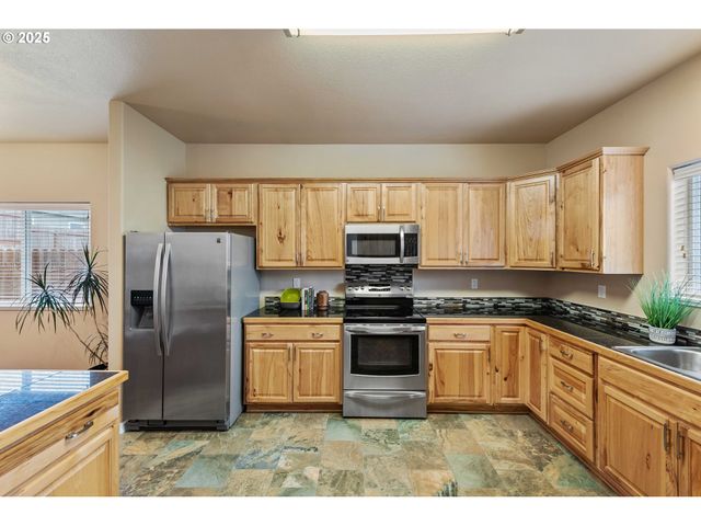 1065 CROCKER St, Coos Bay, OR 97420