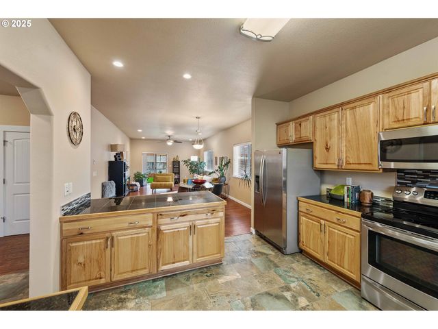 1065 CROCKER St, Coos Bay, OR 97420