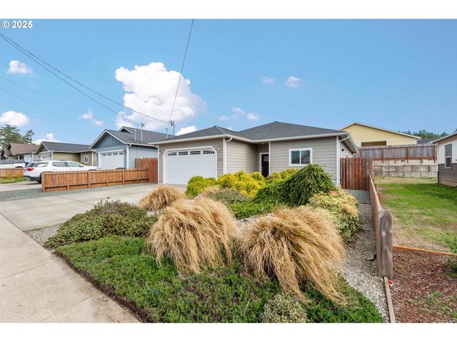 1065 CROCKER St, Coos Bay, OR 97420