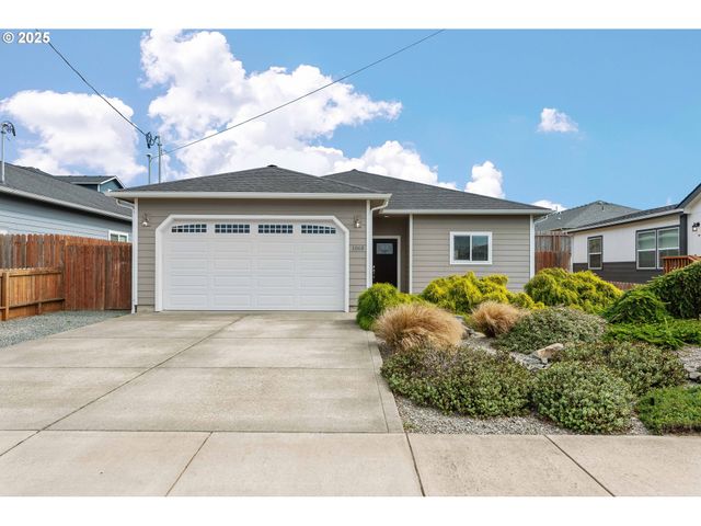 1065 CROCKER St, Coos Bay, OR 97420