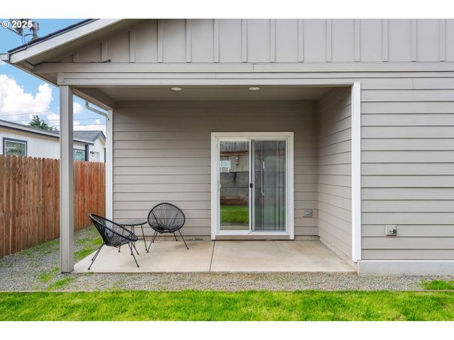 1065 CROCKER St, Coos Bay, OR 97420