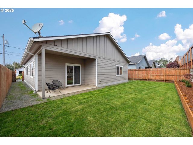 1065 CROCKER St, Coos Bay, OR 97420