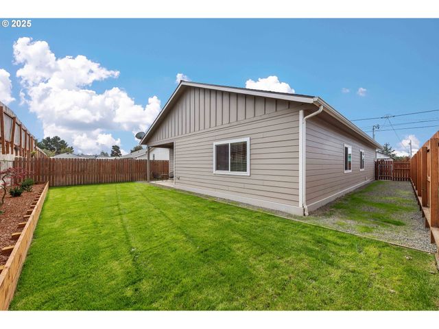 1065 CROCKER St, Coos Bay, OR 97420