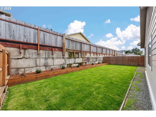 1065 CROCKER St, Coos Bay, OR 97420