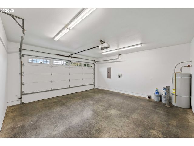 1065 CROCKER St, Coos Bay, OR 97420