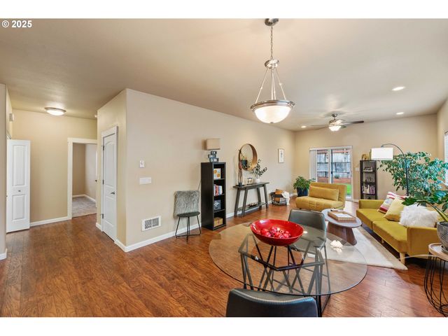 1065 CROCKER St, Coos Bay, OR 97420