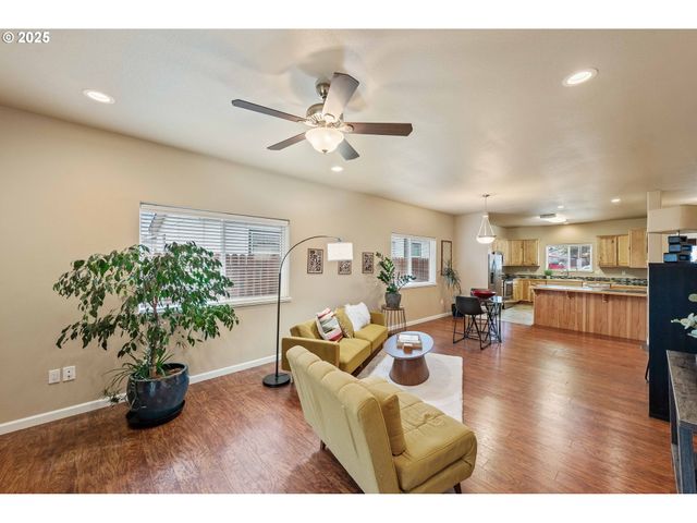 1065 CROCKER St, Coos Bay, OR 97420