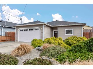 1065 CROCKER St, Coos Bay, OR 97420