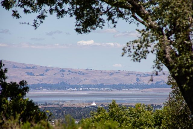 26990 Taaffe Road, Los Altos Hills, CA 94022