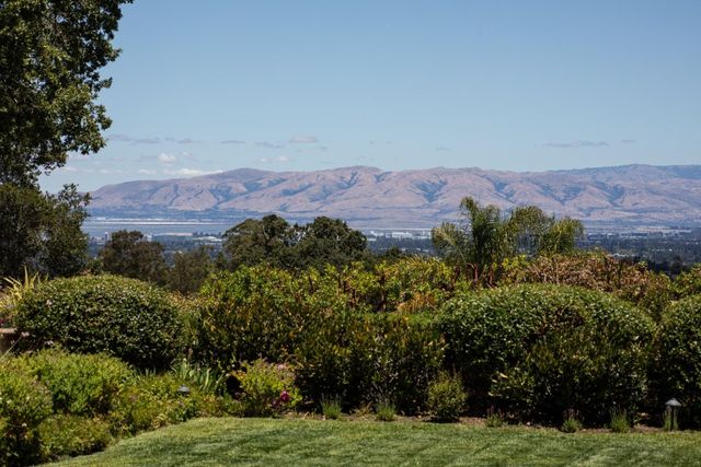 26990 Taaffe Road, Los Altos Hills, CA 94022