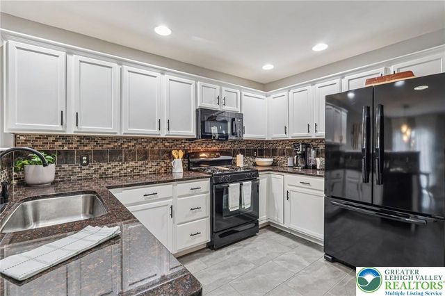 6066 Timberknoll Drive, Lower Macungie Twp, PA 18062