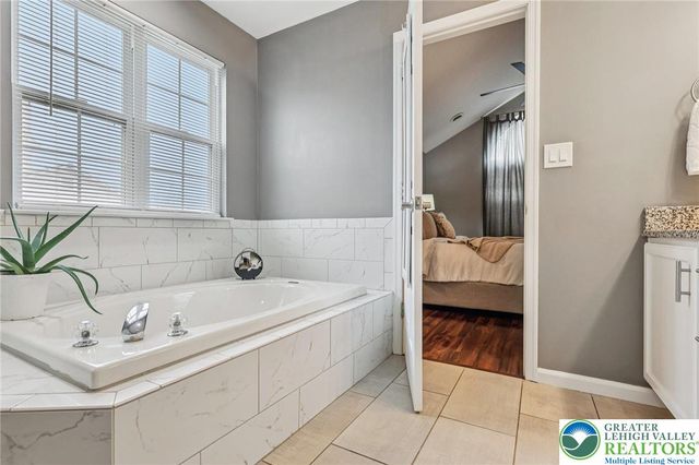 6066 Timberknoll Drive, Lower Macungie Twp, PA 18062