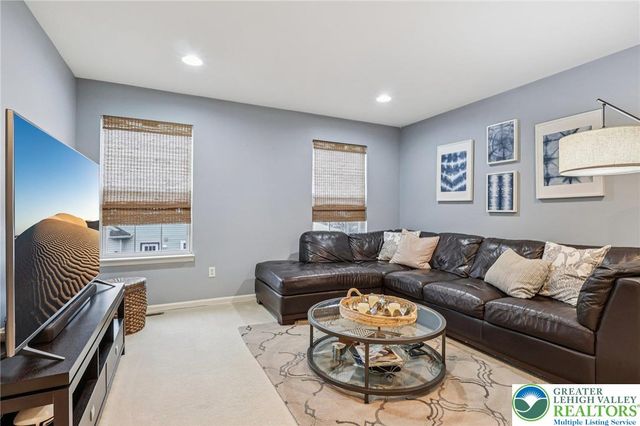 6066 Timberknoll Drive, Lower Macungie Twp, PA 18062