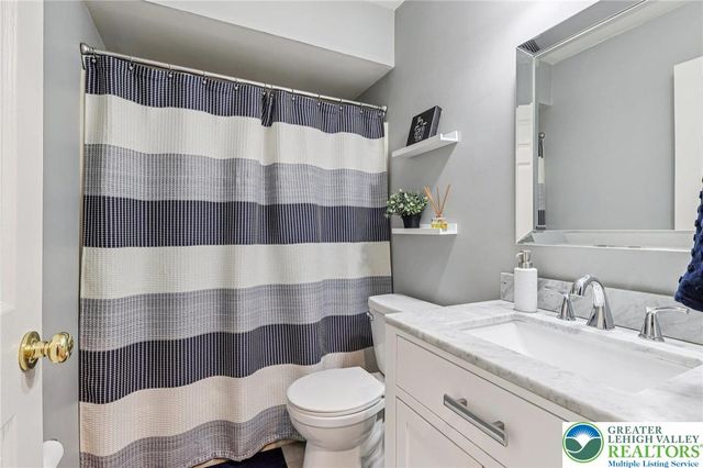 6066 Timberknoll Drive, Lower Macungie Twp, PA 18062