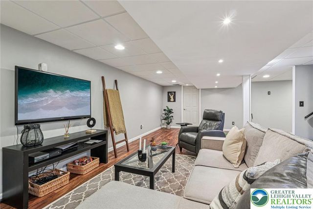 6066 Timberknoll Drive, Lower Macungie Twp, PA 18062