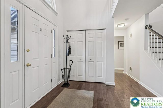 6066 Timberknoll Drive, Lower Macungie Twp, PA 18062