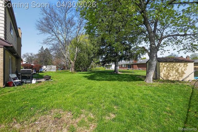 2141 E Hill Road, Grand Blanc, MI 48439