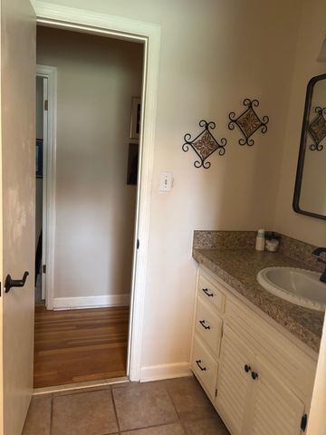 2076 RIVERDALE RD, Germantown, TN 38138