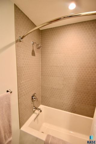 1309 E 26th St Street, Sioux Falls, SD 57105