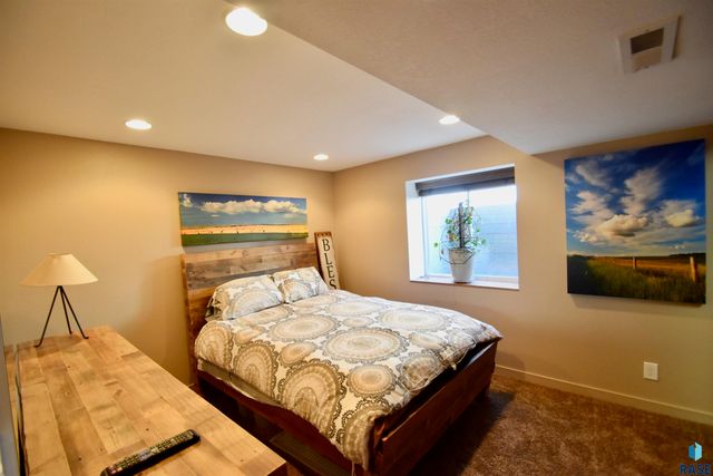 1309 E 26th St Street, Sioux Falls, SD 57105