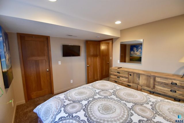 1309 E 26th St Street, Sioux Falls, SD 57105