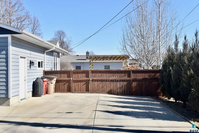 1309 E 26th St Street, Sioux Falls, SD 57105