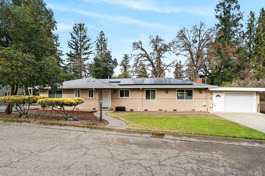 1580 Glenwood Dr, Ukiah, CA 95482