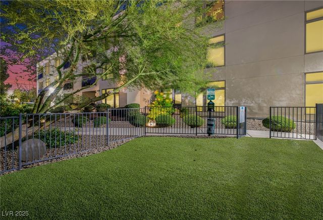 8925 West Flamingo Road 201, Las Vegas, NV 89147