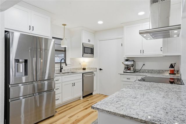 24 Ciemny Lane, Bella Vista, AR 72715