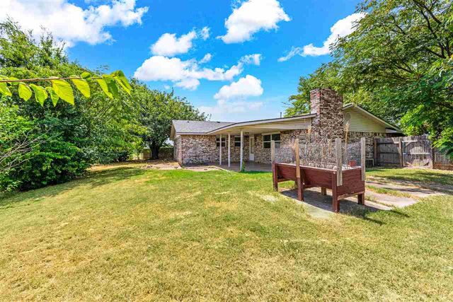 1833 NW Crosby Park Cir, Lawton, OK 73538