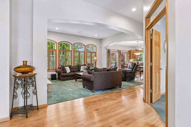 8167 Enclave Road, Woodbury, MN 55125
