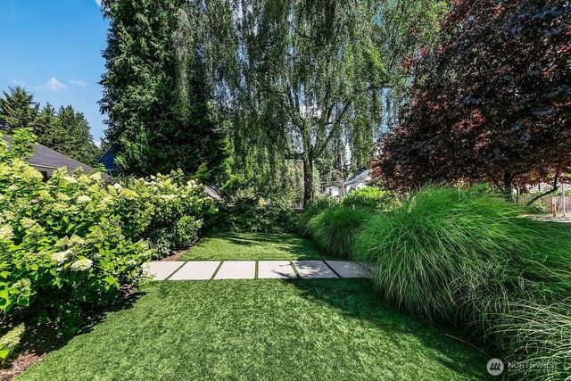 8623 30th Avenue NE, Seattle, WA 98115