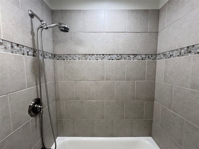 2105 S 5th Avenue E, Newton, IA 50208