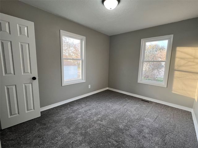 2105 S 5th Avenue E, Newton, IA 50208