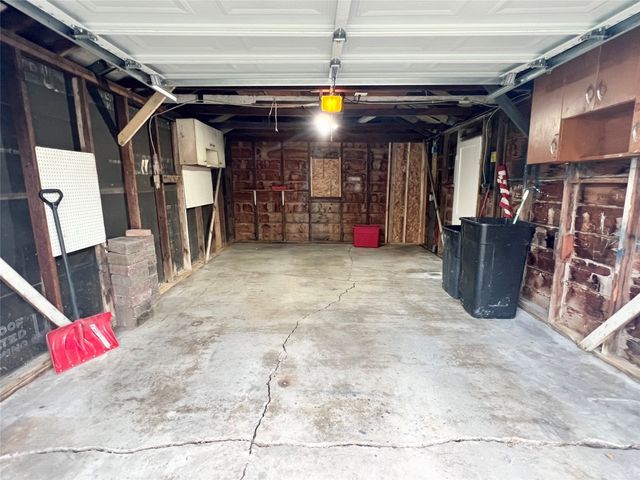 2105 S 5th Avenue E, Newton, IA 50208