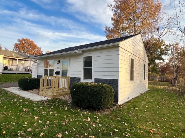 2105 S 5th Avenue E, Newton, IA 50208