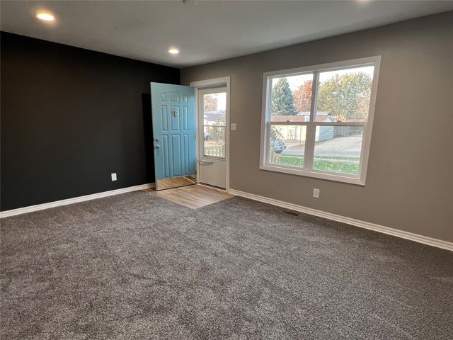 2105 S 5th Avenue E, Newton, IA 50208