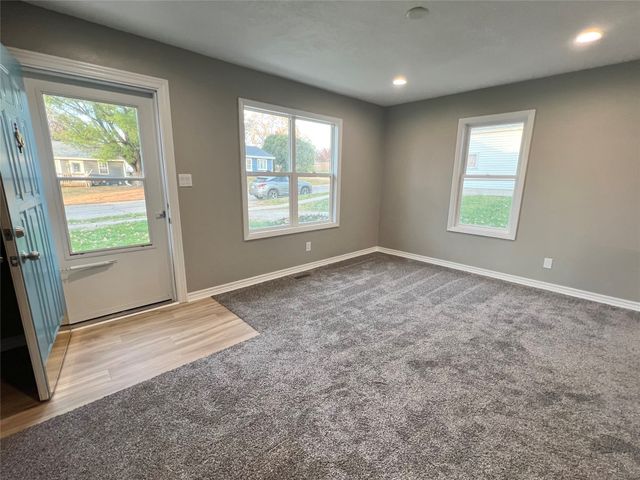 2105 S 5th Avenue E, Newton, IA 50208