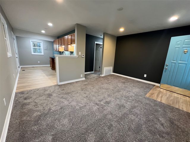 2105 S 5th Avenue E, Newton, IA 50208