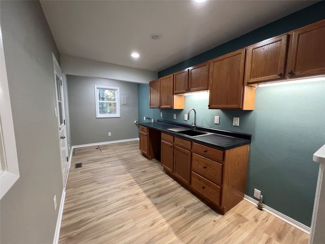 2105 S 5th Avenue E, Newton, IA 50208