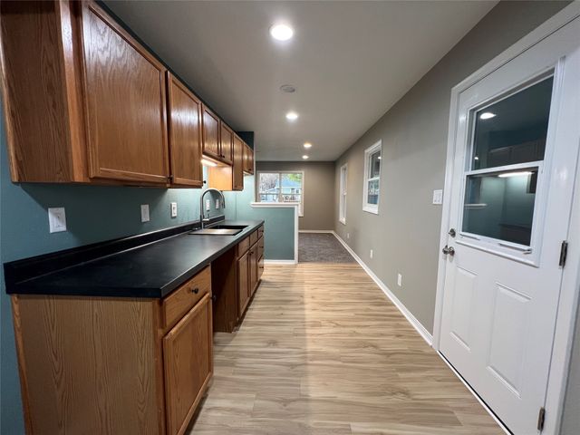 2105 S 5th Avenue E, Newton, IA 50208