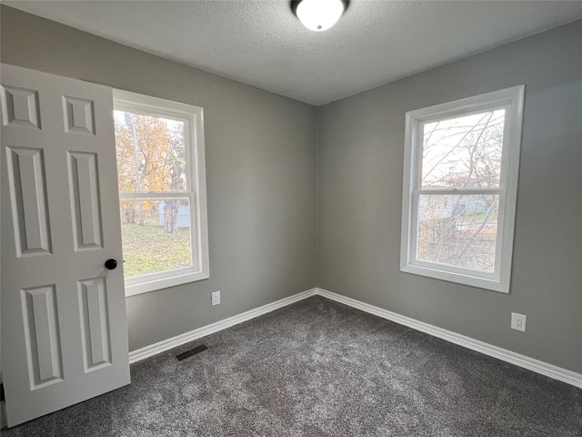 2105 S 5th Avenue E, Newton, IA 50208