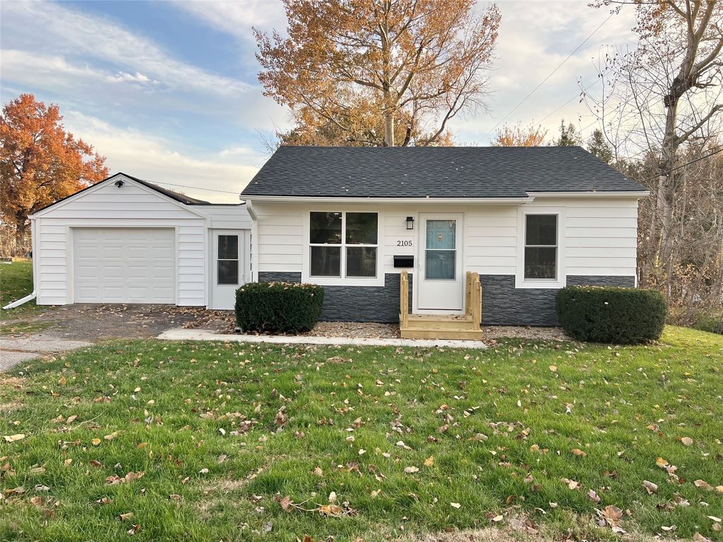 2105 S 5th Avenue E, Newton, IA 50208